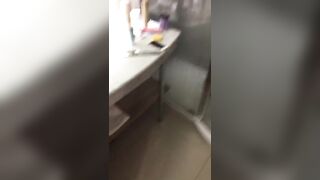 Fantastisk blond hårt retande framför webbkamera