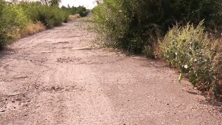 Offentlig strand onani och cumming på fruns kropp