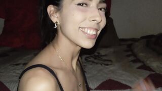 Supersöt blondin som sväljer en stor svart kuk i badkaret och äter sperma