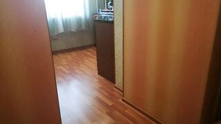 Hon böjer sig för att bli djupt knullad bakifrån