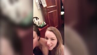 Vit flicka blåser svart kuk i bilen