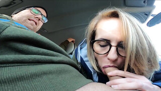 Flickvän som bär en vacker klänning älskar att ha sex i naturen