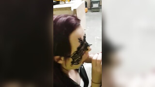 Kvinnlig arbetskamrat utför en snabb avsugning till sin kollega