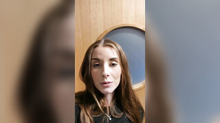 Superkåt amatörbrunett börjar onanera kraftigt på offentliga toaletter