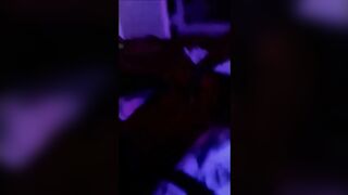 Stor muskulös svart kille jävla så hårt i soffan en vit fitta