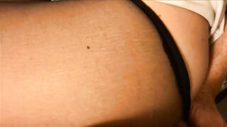 Underbar och kåt fru låter mannen penetrera henne genom sina sexiga strumpbyxor