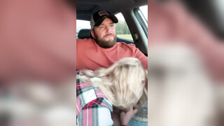 Fantastisk blond fru utför avsugning till sin man när hon kör bil