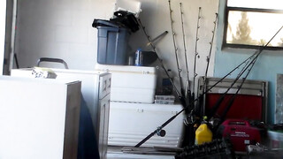 Slut MILF utför oralsex med svart arbetare mot betalning