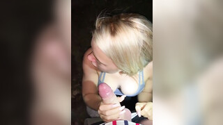 Superb blond flickvän går med på voyeur utomhussex