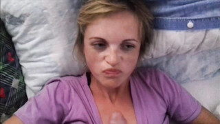 Maken ejakulerar med stora mängder på fruns ansikte