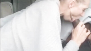 Kåt blond puma gör riskabelt oralsex i bilen med svart man